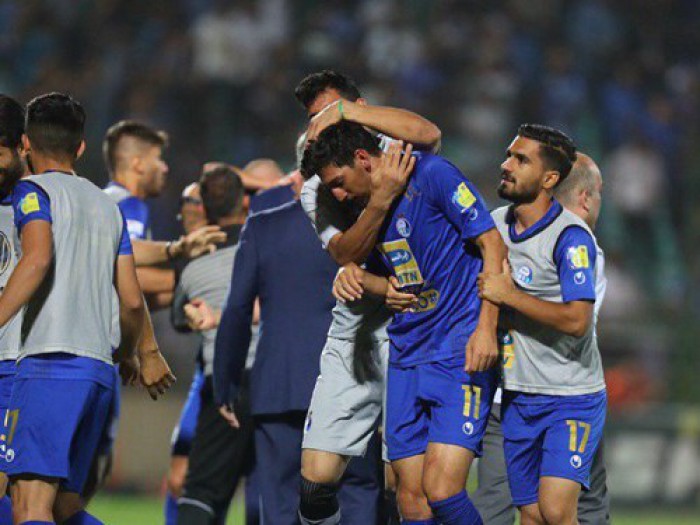 لگد مهاجم استقلال به کلمن و بطری آب بعد از تعویض