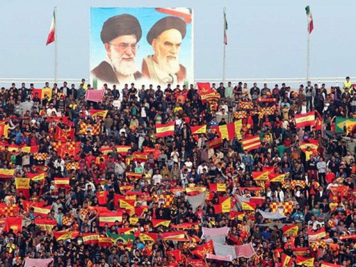 پرتاب سنگ و بطری به سوی پرسپولیسی در اهواز