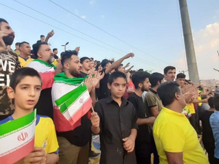 اهتزاز 3 هزار پرچم ایران در ورزشگاه بهنام محمدی مسجد سلیمان