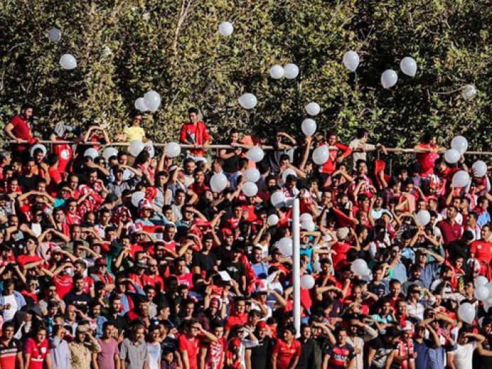 شعار هواداران تراکتور علیه بازیکنان و مدیرعامل